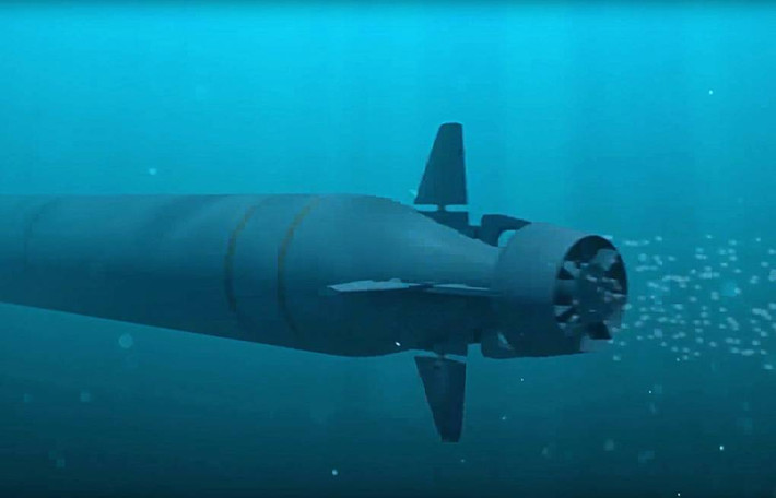 Sức mạnh Poseidon được Tổng thống Nga Vladimir Putin công bố lần đầu tiên trong Thông điệp gửi Quốc hội Liên bang năm 2018. Theo đó, siêu ngư lôi hạt nhân có khả năng di chuyển ở độ sâu vài trăm mét với tốc độ lớn, ưu điểm nổi bật là tiếng ồn thấp và khả năng cơ động nhanh. Ảnh: BQP Nga.