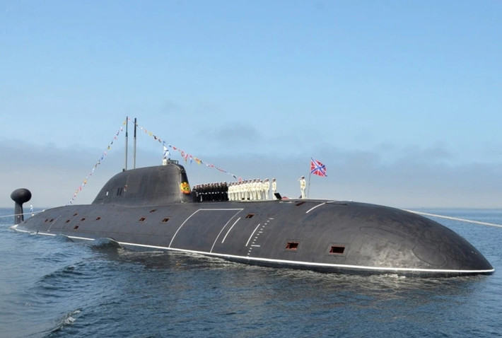 Belgorod có thể thực hiện nhiều nhiệm vụ khác nhau như tấn công hạt nhân, nghiên cứu, thử nghiệm thiết bị nghiên cứu mới, và cứu hộ cứu nạn. Tàu ngầm này đã thực hiện thành công một loạt vụ phóng thử nghiệm ngư lôi Poseidon vào tháng 1 năm ngoái. Các cuộc thử nghiệm đã chứng minh được hiệu suất của tàu ngầm ở các độ sâu khác nhau. Ảnh: Sputnik.