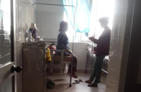 Do ấm ức, vợ cắt "của quý" chồng ném ra kênh: Ngày 17/2, anh Trần T.K. (SN 1978, trú tại 2 Vụ, xã Kiến Bình, huyện Tân Thạnh, tỉnh Long An) đi nhậu bên nhà hàng xóm về sau đó xảy ra tranh cãi với vợ là chị Nguyễn Thị M.C (SN 1979) cho rằng anh K. quan hệ bất chính với người phụ nữ khác nên không ngừng tra hỏi, mạt sát chồng. Do ấm ức chị C. đã dùng dao cắt phăng 2/3 "của quý" của chồng và ném ra kênh gần nhà, sau đó Anh K. đã được đưa đi bệnh viện cấp cứu và sức khỏe đã ổn định ngay sau đó, tiu nhiên “của quý” của anh K. vĩnh viễn mất đi không thể nối lại bởi không thể tìm thấy đoạn bị cắt đứt ở dưới kênh. (Ảnh: Phunutoday)