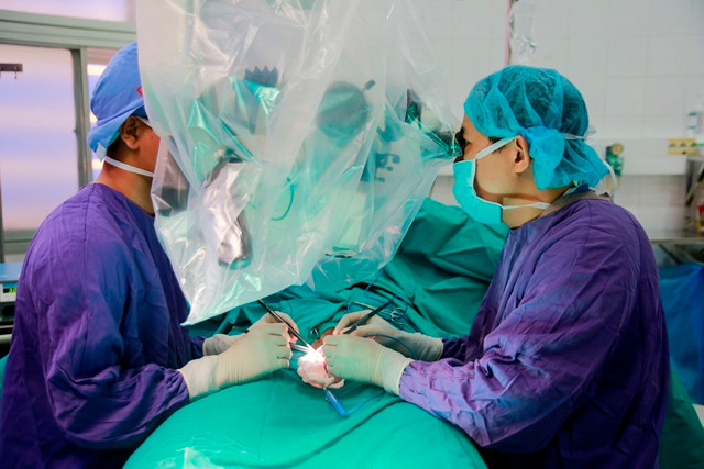 "Vợ bé" cắt "của quý" do quan hệ tình cảm với người khác: Ngày 27/1, Trung tâm Nam học, Bệnh viện Hữu nghị Việt Đức tiếp nhận bệnh nhân nam, 55 tuổi, trong tình trạng “của quý” bị người tình cắt đứt 2/3, chỉ còn dính lại một phần da. Người đàn ông kể rằng có 1 đời vợ đã ly hôn, hiện sống với một người phụ nữ khác. Trong thời gian sống cùng “vợ bé”, người đàn ông này lại có quan hệ tình cảm với người thứ ba. Phát hiện sự việc, “vợ bé” lên cơn ghen tuông và đã dùng dao gọt hoa quả cắt gần đứt dương vật của ông này. (Ảnh: Suckhoedoisong)