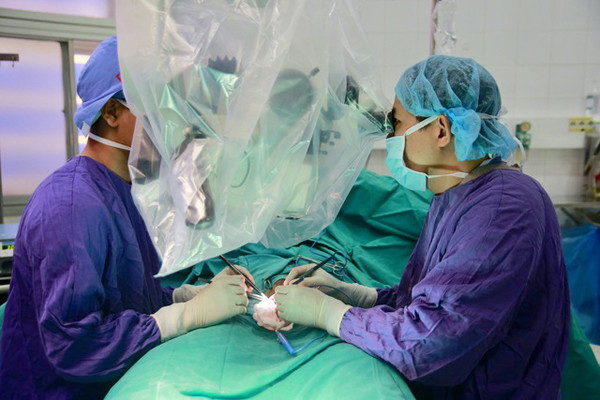 Nam thanh niên ở Phú Thọ bị vợ cắt "của quý" do cãi nhau: Ngày 7/7, PGS.TS Nguyễn Quang - Giám đốc Trung tâm Nam học, BV Việt Đức cho biết, bệnh nhân Lê Q. H., 24 tuổi ở Phú Thọ được chuyển đến bệnh viện trong tình trạng da niêm mạc nhợt, huyết động ổn, vết thương đứt gần rời dương vật, đã được khâu cầm máu tại tuyến dưới. Sau đó, bệnh nhân đã được nối vi phẫu thuật động mạch dương vật, nối thần kinh dương vật, tĩnh mạch mu sâu, nối vật hang, nối niệu đạo, sau khi mổ tình trạng bệnh nhân ổn định. (Ảnh: ThethaoTPHCM)