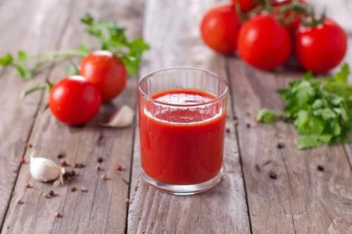 Nước ép cà chua: Với hàm lượng fructose đặc biệt cao có thể giúp thúc đẩy phân giải cồn trong đồ uống, mỗi lần uống 300ml nước ép cà chua sẽ giúp xóa tan những cơn chóng mặt sau khi uống rượu.
