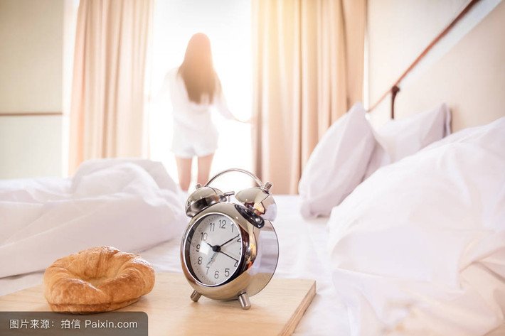 Hít thở: Sau khi tỉnh dậy, không nên vội vàng ra khỏi giường, tốt nhất ngồi dậy, duỗi thẳng hai chân hút thở sâu vài lần để nạp khí cho phổi, vận động cơ bụng, thúc đẩy tiểu hóa, bảo vệ dạ dày.