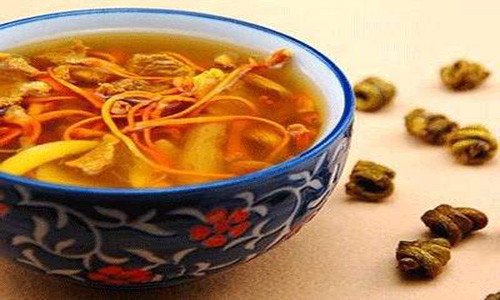 Ngoài uống trà, mùa Đông mọi người cũng nên ăn các thực phẩm có tác dụng nhuận phổi như lê.