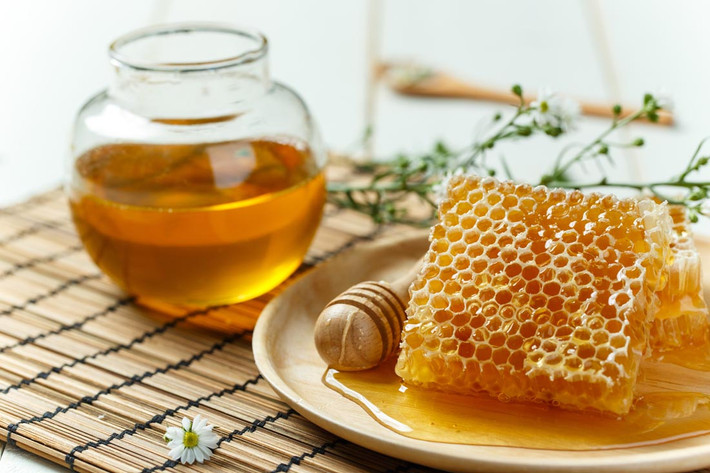 Mật ong: Chứa khoảng 35% glucose, 40% fructose, cả hai đều có thể hấp thụ trực tiếp vào cơ thể mà không cần tiêu hóa.