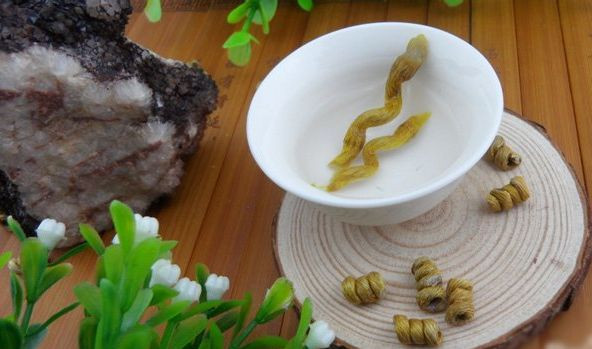 Công dụng: Nhuận âm, thanh nhiệt, bảo vệ phổi, nếu thường xuyên có triệu chứng khô miệng, đau họng nên uống nước thạch hộc hàng ngày.