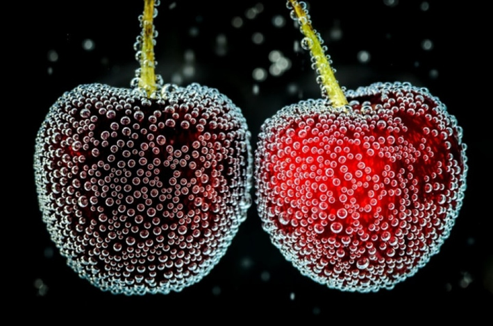 Hình ảnh của hai quả cherry khi ở dưới nước.