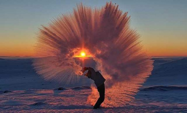 Hình ảnh "độc nhất vô nhị" khi hất tung cốc trà nóng ở nhiệt độ −40 ° C