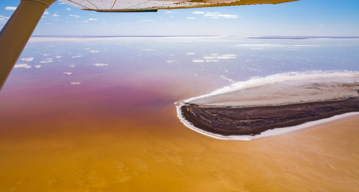 Lake Eyre trải dài từ Nam Australia đến Bang Territory và Queensland.