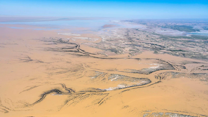 Diện tích của Lake Eyre trong từ điển địa lý là "0-8200" km vuông, và không có con số cố định