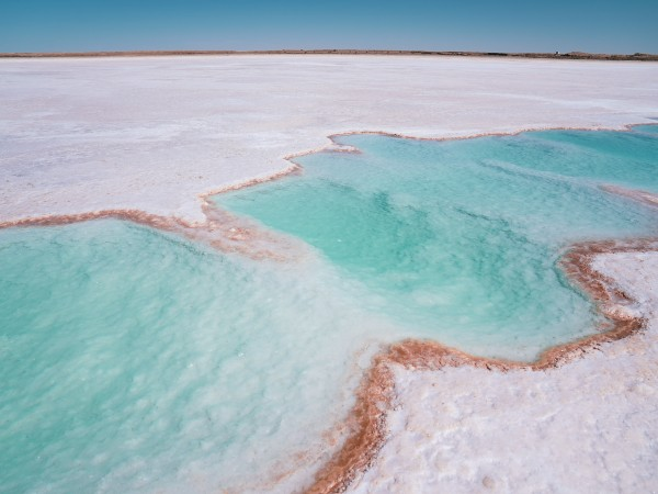 Lake Eyre là một trong những hồ nước thú vị nhất trên thế giới, vì nó chỉ xuất hiện ba năm một lần và thường được mô tả như là "một hiện tượng độc đáo và kỳ lạ trong thế giới địa chất."