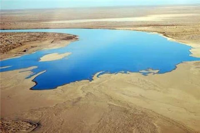 Lake Eyre được tìm thấy tại Australia và được đặt tên theo nhà địa chất Edward John Eyre.