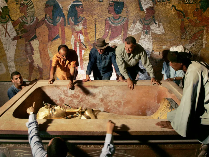 Ông Gardiner đã đưa chiếc bùa hộ mệnh cho Rex Engelbach, Giám đốc bảo tàng Ai Cập ở Cairo lúc bấy giờ, và xác định được chiếc bùa hộ mệnh kia được làm cùng một khuôn với các bùa hộ mệnh khác có trong bảo tàng, và vì vậy nó chắc chắn được lấy từ lăng mộ.