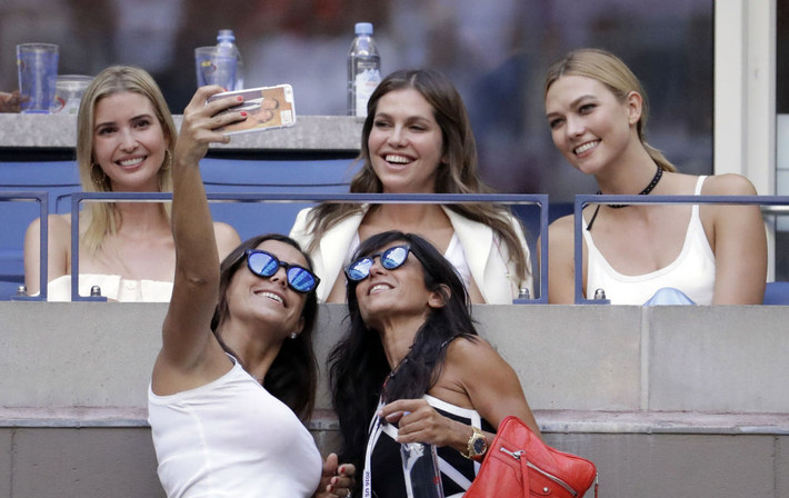 Hai khán giả nữ chụp hình cùng Ivanka Trump trong trận chung kết đơn nam giải Mỹ mở rộng ở New York ngày 11/9/2016. Ảnh Sputnik