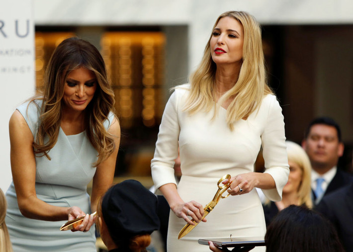 Ivanka và mẹ kế Melania cắt băng khánh thành khách sạn Trump ở Washington ngày 26/10/2016. Ảnh Sputnik