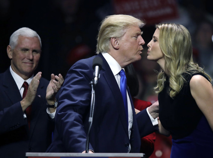 Ông Donald Trump hôn nhẹ lên má con gái đầu Ivanka khi ứng viên tổng thống đảng Cộng hòa Mike Pence vỗ tay trong lần họ tới vận động tranh cử ở Manchester, New Hampshire ngày 7/11/2016. Ảnh Sputnik
