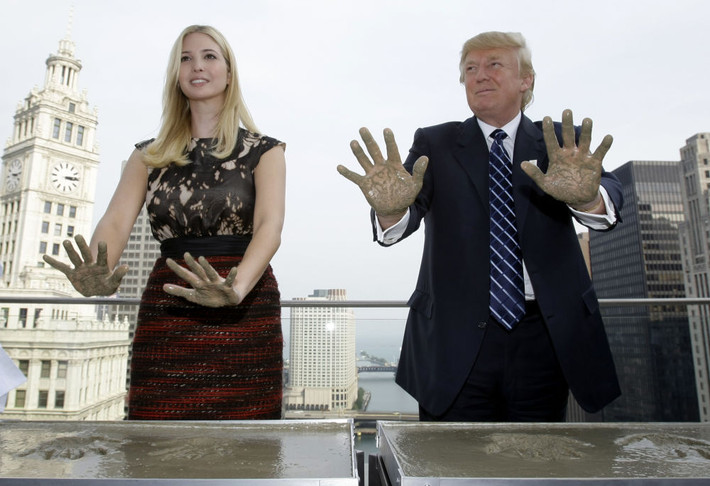 Hai cha con ông Trump dự lễ cất nóc Khách sạn và Tháp Quốc tế Trump 92 tầng ở Chicago ngày 24/9/2008. Ảnh Sputnik