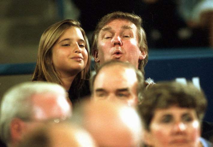 Cô Ivanka Trump cùng bố xem đi xem một trận đấu tennis thuộc giải Mỹ mở rộng ở New York hồi năm 1994. Ảnh Sputnik