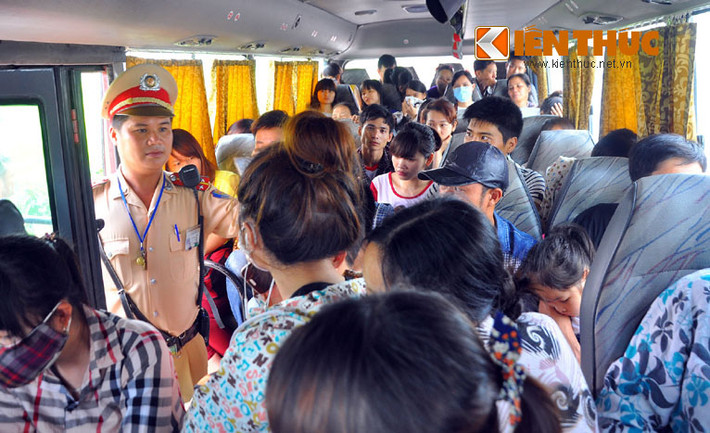 Thượng uý Nguyễn Lưu Trung, đội phó đội CSGT số 8 cho biết: “Trong ngày 3/5, đội đã bố trí hai tổ công tác ở hai chiều của cao tốc Pháp Vân - Cầu Giẽ, nhưng nhiều xe vẫn chở khách vượt quá số người quy định”