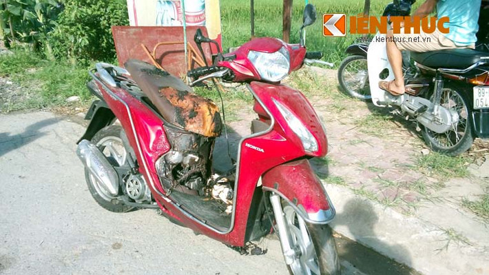Chiếc xe máy bị cháy biến dạng sau khi hung thủ phóng hỏa đốt nhà.