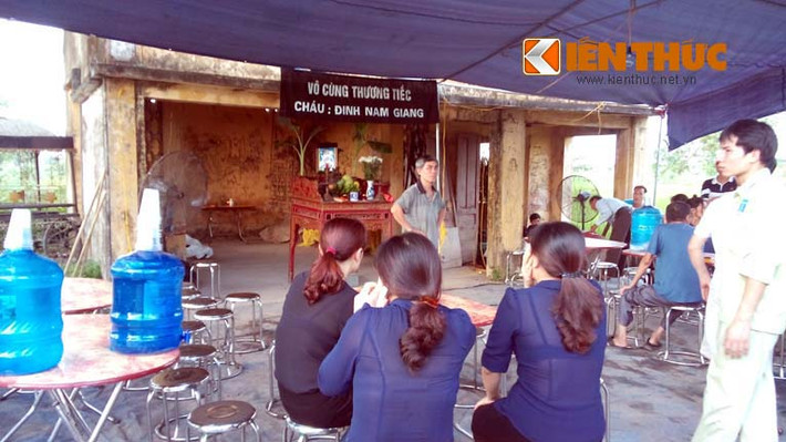Chiều ngày 20/5, thi thể cháu Giang được người thân mang từ BV về để lo hậu sự. Ai cũng đau xót, bàng hoàng trước sự việc vừa xảy ra.