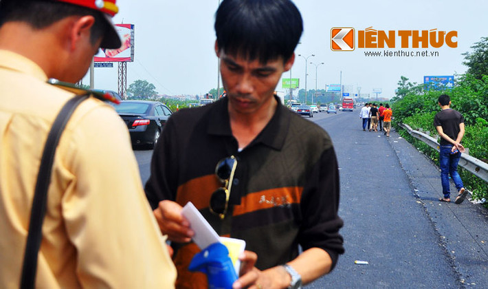 CSGT kiểm tra hành chính với các lái xe.
