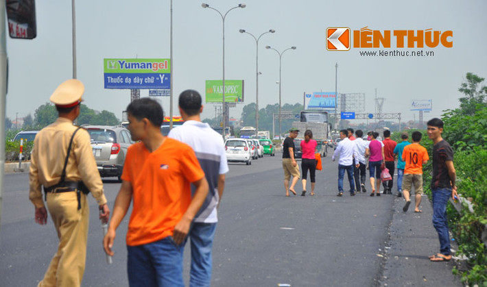Khi bị CSGT kiểm tra, nhà xe lùa bớt khách xuống đường đi bộ giữa trời nắng nóng, có người còn không kịp xỏ dép