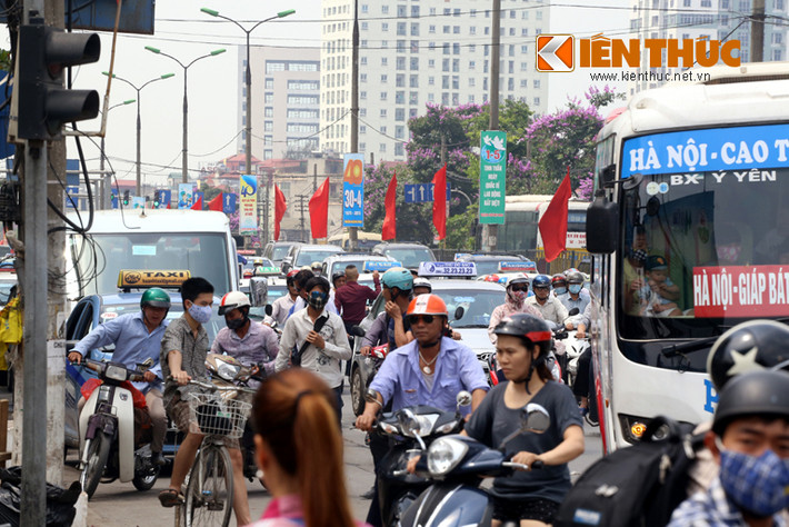 Người và phương tiện lưu thông như đang xung đột nhau trên đường Giải Phóng, trước bến xe Giáp Bát, Hà Nội.