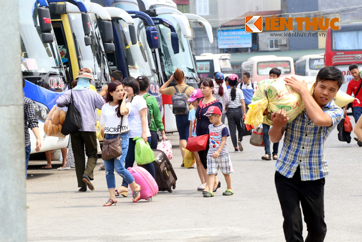 ... người khẩn trương vác đồ rời bến xe