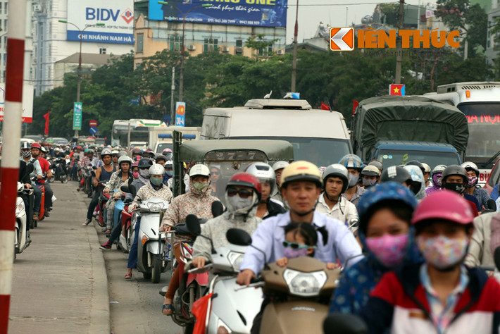 Từ trưa nay (3/5), các nẻo đường hướng vào Thủ đô, đặc biệt là ở các bến xe luôn đông kín người và phương tiện tham gia giao thông, khác hẳn với sự thưa vắng mấy ngày trước.