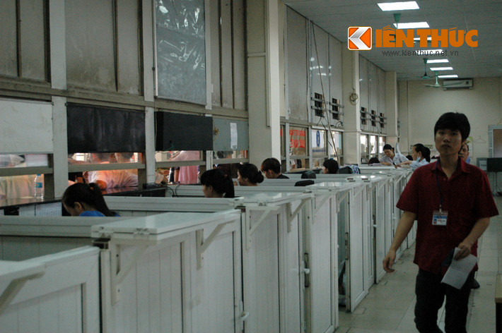 Trong khi phòng bán vé của các bến xe đều vắng vẻ...