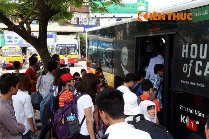 Những người nhanh chân hơn thì tìm đến phương tiện công cộng...