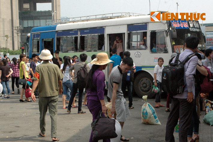 ...thì ngoài bến, lượng khách từ các nơi đổ về ngày một đông.