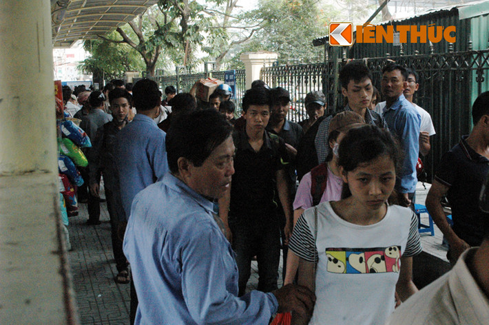 Ông Trịnh Hoài Lam - Đội trưởng Đội kiểm soát bến xe Nước Ngầm cho biết: “Đự kiến trong ngày hôm nay (3/5), bến xe đón khoảng 10.000 nghìn lượt khách".