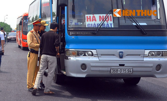 Lực lượng CSGT đã nhắc nhở, yêu cầu cho khách lên xe trở về bến, sau đó tiến hành xử lý theo quy định.