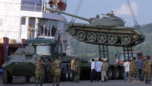 Theo đó, trong năm 2010, Campuchia từng mua mới 50 xe tăng chủ lực T-55 từ Nga khi căng thẳng với Thái Lan tăng cao ở khu vực biên giới. Nguồn ảnh: Blogv.