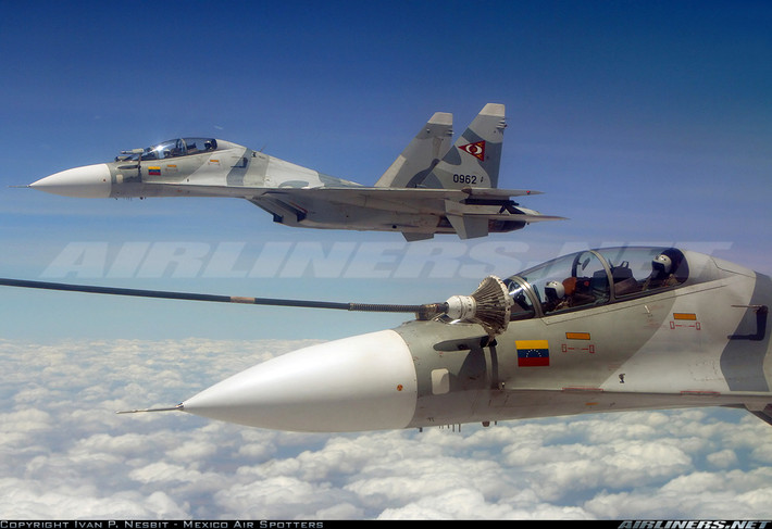 Trong biên chế Không quân Venezuela hiện tại đang có hai loại tiêm kích chiến đấu chủ lực bao gồm F-16 của Mỹ phiên bản F-16A và Su-30 của Nga phiên bản Su-30MK2. Nguồn ảnh: Sina.
