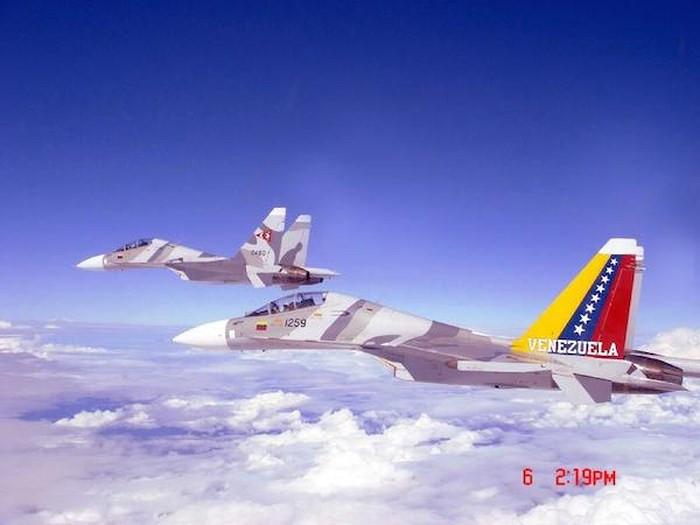 So với phiên bản gốc Su-30MKK, Su-30MK2 ngoài kiểu dáng khí động học mới còn có hệ thống C4ISTAR (hệ thống điều khiển, thông tin liên lạc và trinh sát mục tiêu) tốt hơn hẳn so với phiên bản gốc. Hệ thống máy tính trên Su-30MK2 cũng được cải thiện tốt hơn kèm theo đó là hệ thống quang điện tử được cải tiến vượt trội. Nguồn ảnh: Sina.