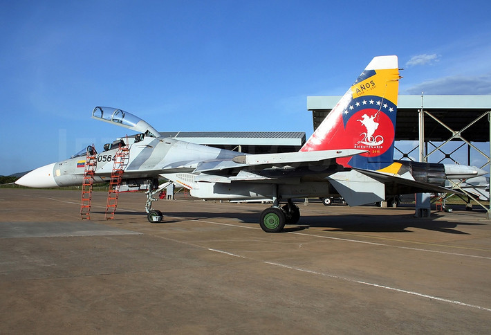 Trong đó, loại tiêm kích Su-30MK2 của Venezuela có số lượng nhiều hơn cả với tổng cộng 35 chiếc trong biên chế và 12 chiếc đang được nước này đặt hàng tiếp từ Nga. Nguồn ảnh: Sina.