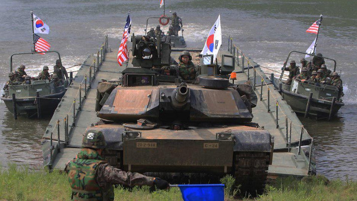 Đại Bàng Non bắt đầu được tổ chức từ năm 1997. Trong giai đoạn từ năm 1997 tới năm 2000, cuộc tập trận Đại Bàng Non được tổ chức thường niên và thường diễn ra trong thời gian từ tháng 10 tới tháng 12 hàng năm. Đặc biệt vào năm 2000, cuộc tập trận này có quy mô cực lớn với 30.000 lính Mỹ cùng 500.000 lính Hàn Quốc tham gia. Nguồn ảnh: Accesss.