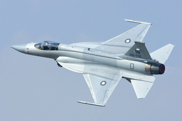 Là loại tiêm kích nhẹ, PAC JF-17 Thunder chỉ có một chỗ ngồi. Chiếc tiêm kích này có chiều dài 14,93 mét, sải cánh rộng 9,48 mét kèm theo đó là diện tích mặt cánh 24,42 mét vuông. Máy bay được trang bị một động cơ Klimov RD-93 có đốt sau. Nguồn ảnh: PAF.