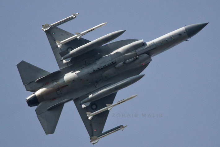 Trong một vài năm trở lại đây, JF-17 đã vươn lên trở thành loại tiêm kích xương sống trong Không quân Pakistan khi nó có giá thành mua mới và vận hành chỉ bằng phân nửa so với F-16. Nguồn ảnh: PAF.