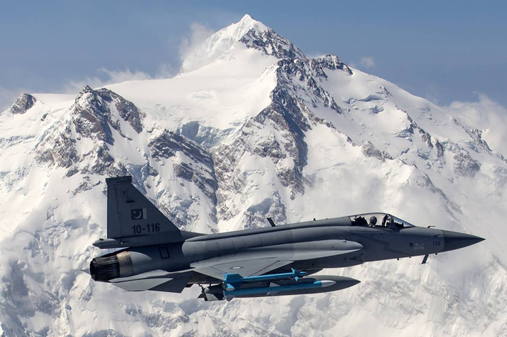 Không quân Pakistan bắt đầu cho nhập biên phi đội JF-17 đầu tiên vào năm 2010. Tới năm 2016, Pakistan tin rằng họ đã đạt được năng lực sản xuất 25 chiếc JF-17 mỗi năm với 58% thiết bị sử dụng trên phi cơ này được Pakistan tự cung cấp, phần còn lại được nhập khẩu từ Trung Quốc và Nga. Nguồn ảnh: PAF.
