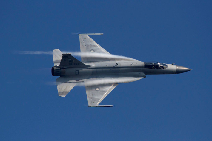 Ngoài vũ khí chính là một khẩu pháo nòng đôi, JF-17 còn được trang bị 7 giá treo vũ khí bao gồm 4 giá dưới hai cánh, 2 giá ở hai đầu cánh và 1 giá treo vũ khí dưới bụng. JF-17 hoàn toàn có khả năng mang theo các loại tên lửa và bom có điều khiển. Nguồn ảnh: PAF.