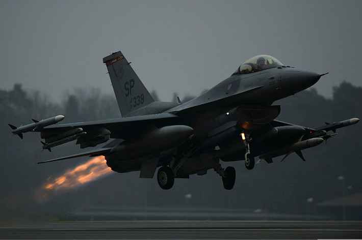 F-16 Viper hay F-16V là phiên bản tiêm kích mạnh nhất trong dòng F-16 hiện nay đang được Mỹ xuất khẩu ra nước ngoài. Theo như quảng cáo của Lockheed Martin, F-16V có những cải tiến cực kỳ vượt trội giúp nó có thể đối đầu "sòng phẳng" với các tiêm kích thế hệ năm hiện đại. Nguồn ảnh: Pinterest.