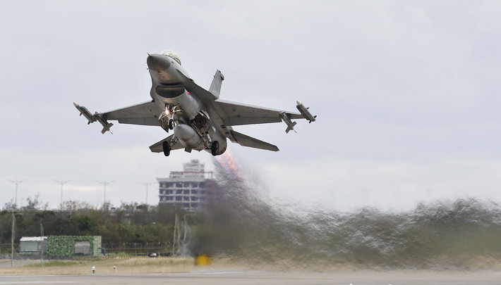 Thậm chí, F-16V còn được cung cấp thêm công nghệ tàng hình khi nó được cung cấp lớp phủ HAVE GLASS II cho phép giảm diện tích phản xạ radar xuống còn khoảng 70% so với trước kia. Nguồn ảnh: Pinterest.