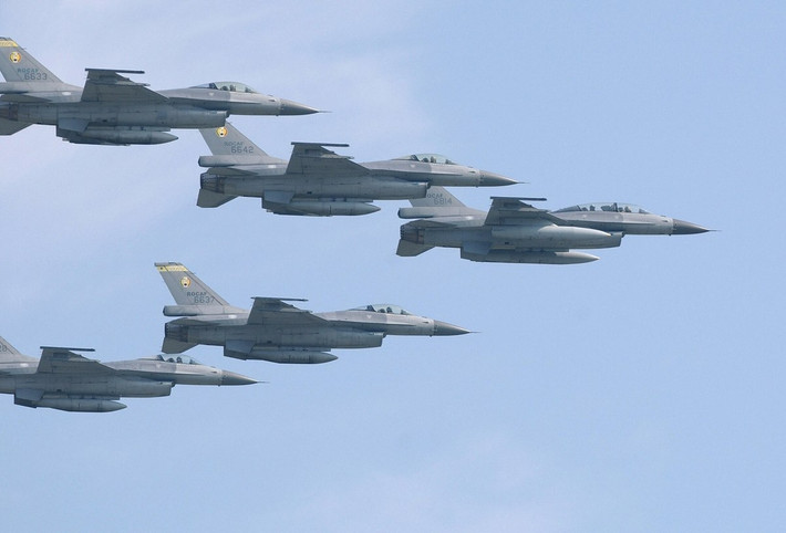Các công nghệ hiện đại mang lại sức mạnh cho Viper bao gồm radar chủ động quét mảng loại AN/APG-83 với độ tin cậy được đánh giá là cao hơn nhiều so với các loại radar của F-16 đời trước và có tầm phủ lên tới gần 500 km so với 300 km như phiên bản cũ trên F-16C/D. Nguồn ảnh: Taiwannews.