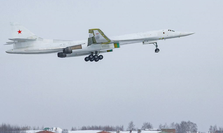 Một trong những thay đổi đáng chú ý nhất của Tu-160M là việc trang bị động cơ phản lực mới có tên gọi NK-32-02, được phát triển bởi Tập đoàn chế tạo động cơ hàng không Saturn của Nga. Động cơ này có lực đẩy mạnh hơn 10% so với động cơ tiêu chuẩn trên máy bay Tu-160. Điều này đồng nghĩa với việc Tu-160M có tốc độ bay tối đa cao hơn và tầm bay lớn hơn.