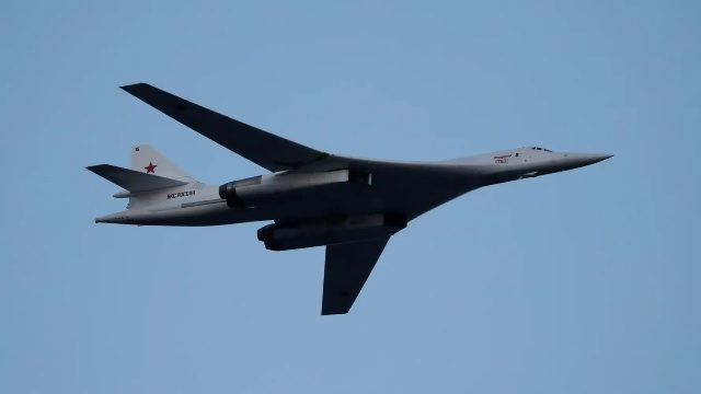 Tu-160M có tổ lái 4 người, có khả năng mang theo 12 tên lửa hành trình hoặc 12 tên lửa hạt nhân tầm ngắn. Oanh tạc cơ này có khả năng bay quãng đường 12.000km không ngừng nghỉ và không cần tiếp nhiên liệu.