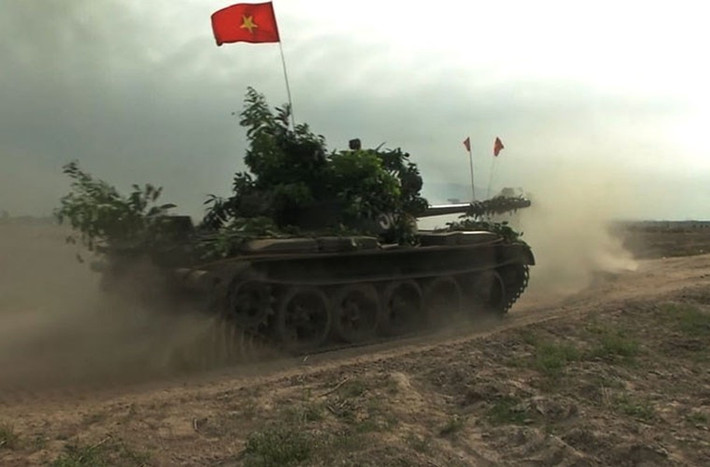 T-54 có khả năng cơ động tốt với động cơ diesel 500 mã lực cho tốc độ 45-55km/h, có khả năng lội nước sâu 5m với khí tài hỗ trợ cần chuẩn bị 30 phút. Ảnh: Đại Dương